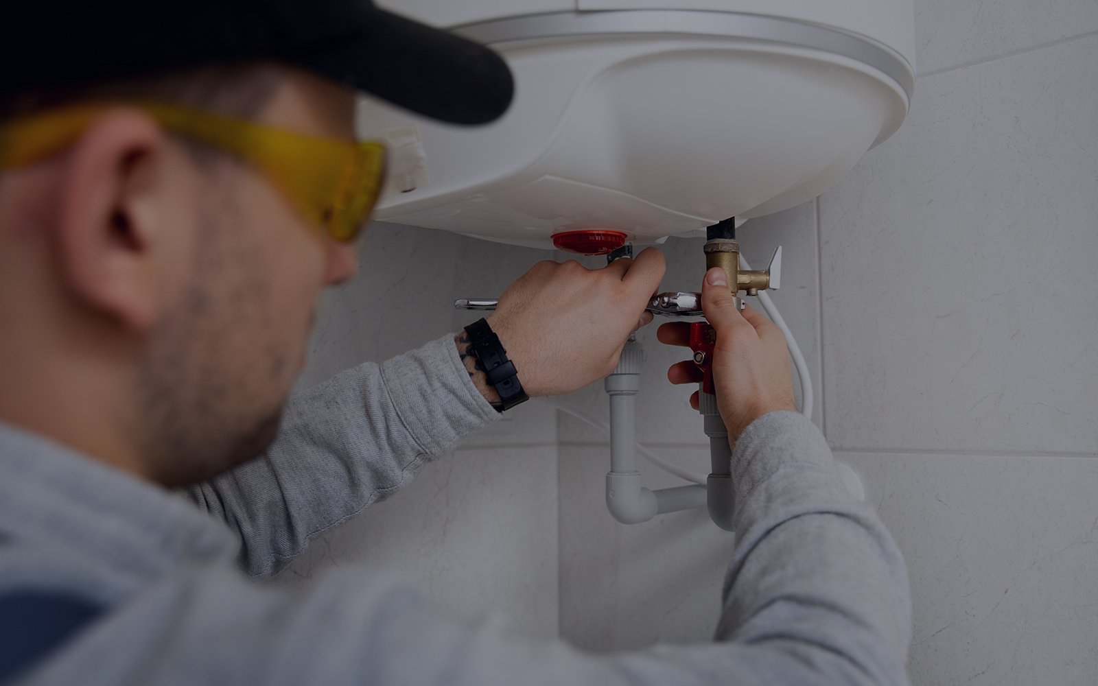 Metro Plumbing Plumber Fixing Water Heater